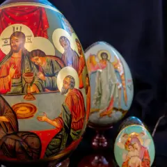 Uova zar decorate con scene religiose, tra cui l'Ultima Cena e figure angeliche.