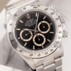 Iconico Rolex Daytona, il rolex più venduto, con quadrante nero e contatori dorati. Un classico intramontabile.