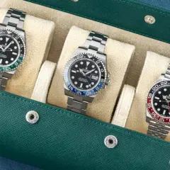 Tre Rolex GMT-Master II, icone del viaggio, pronti per ogni avventura. Il movimento preciso garantisce l'affidabilità.