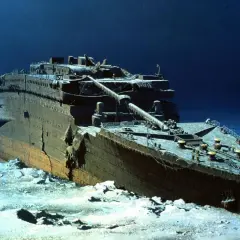 Il relitto del Titanic sul fondale marino, testimone silenzioso di tragici eventi. Molti oggetti recuperati raccontano storie di vite spezzate.