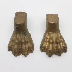 Due elementi in bronzo a forma di zampa di leone, tipici dell'epoca dei mobili con questo dettaglio.