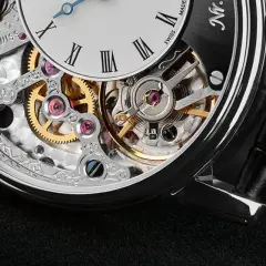 Dettaglio di un orologio scheletrato con ingranaggi dorati e rubini scintillanti. La precisione svizzera incontra l'eleganza.
