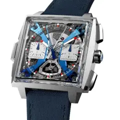 Orologio TAG Heuer Monaco con quadrante scheletrato blu e argento, cronografo rattrapante, cinturino blu.