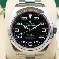 Un iconico Rolex Air-King fuori produzione, con quadrante nero e dettagli verdi, pronto per nuove avventure.