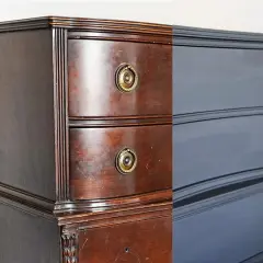 Mobile in legno scolorito, prima scuro e opaco, poi rinnovato con una vernice blu notte.