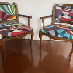 Coppia di poltrone antiche con imbottiture rivisitate in tessuto geometrico colorato. Idee poltrone antiche rivisitate per un tocco moderno.