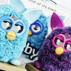 Tre Furby colorati, tra i 20 giocattoli che ora valgono una fortuna, sembrano pronti a parlare.