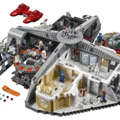 Il Millennium Falcon LEGO, il set più costoso al mondo, con dettagli interni e personaggi iconici di Star Wars.