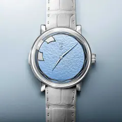 Orologio Parmigiani con quadrante azzurro martellato e cinturino in pelle grigia. Un pezzo di storia dell'alta orologeria.