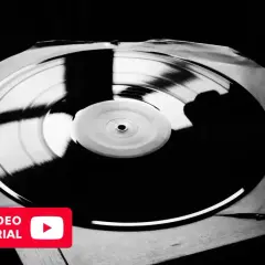 Guida video su come pulire i dischi in vinile per un suono perfetto.