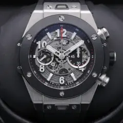 Orologio Hublot più costoso, un cronografo scheletrato con quadrante nero e dettagli rossi, su sfondo scuro.