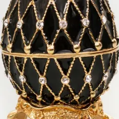 Uova Fabergé perdute: un prezioso scrigno nero con decorazioni dorate e cristalli, che evoca mistero e tesori nascosti.