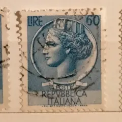 Tre francobolli vecchi della Repubblica Italiana, con profilo femminile e valore 60 lire. Un pezzo di storia filatelica, interessante per il valore francobolli vecchi.