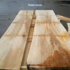 Tavole di legno di pioppo grezzo, pronte per essere trasformate in mobili unici.