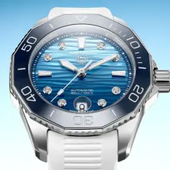 Ghiera orologio blu con indici luminosi e diamanti sul quadrante effetto onda. Cinturino bianco.