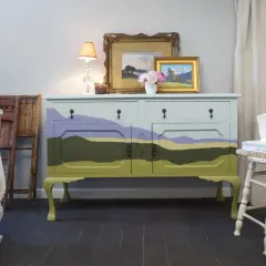 Mobile antico dipinto con paesaggio stilizzato, un'idea per mobili antichi colorati che porta un tocco di natura in casa.