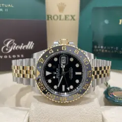 Rolex GMT Master II bicolore, con lunetta nera e oro, cinturino Jubilee. Il peso di questo Rolex GMT Master 2 è ideale per un comfort quotidiano.