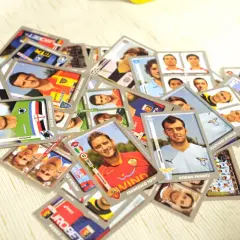 Collezione di figurine Panini di calciatori, tra cui Totti e Pandev. Alcune di queste potrebbero essere tra gli album Panini più rari.