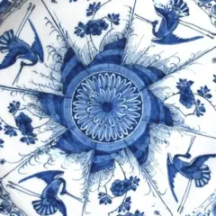 Piatto in ceramiche di Delft blu e bianche con gru e fiori.