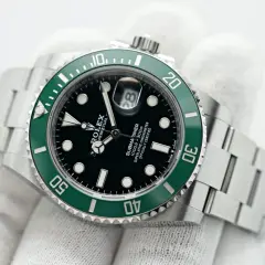 Un Rolex Submariner verde, un confronto tra Hulk e Kermit. L'iconico quadrante nero e la lunetta verde smeraldo brillano.