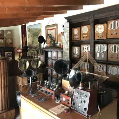 Collezione di radio d'epoca, tra cui la radio d'epoca più costosa, in un ambiente ricco di storia.