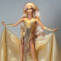 Barbie con abito dorato scintillante, bracciali e orecchini. Potrebbe essere la barbie più costosa al mondo, un vero tesoro.