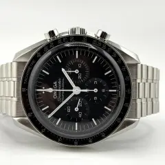 Orologio Omega Speedmaster con quadrante nero e cinturino in metallo, protetto da un **vetro esalite** che cattura la luce.