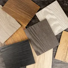 Campioni di **colori legno naturali** con venature evidenti: nero, grigio, beige, marrone chiaro e scuro, e un tono più caldo.