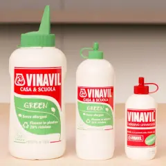 Tre flaconi di colla Vinavil, ideali per casa e scuola. Questa colla cosa incolla tutto, è senza allergeni e in plastica riciclata.