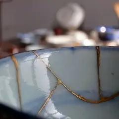 Il kintsugi come fare: riparare una ciotola con oro, valorizzando le crepe.
