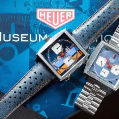 Due orologi Heuer Monaco, uno con quadrante blu e arancione Gulf, l'altro blu, ricordano lo stile di Steve McQueen.