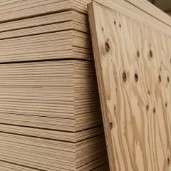 Pannelli di compensato impilati, una soluzione pratica e legno più economico per ogni progetto.