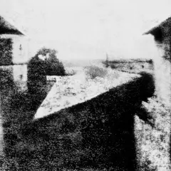Il primo dagherrotipo cos'è? Un'immagine sfocata di edifici e cielo, un'alba che segna l'inizio della fotografia.