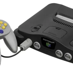 Console Nintendo 64 grigia con controller collegato. Un pezzo da collezione dal grande valore nostalgico.