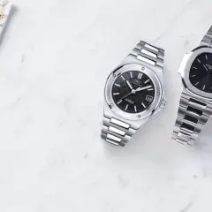 Orologi di lusso, tra cui un Patek Philippe Nautilus, ispirato al design di Gérald Genta, accanto a un IWC e un Audemars Piguet.