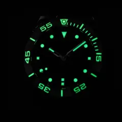 Orologio subacqueo con indici e lancette luminosi, grazie alla **super luminova** che brilla nel buio.