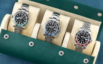Tre Rolex GMT-Master II, icone del viaggio, pronti per ogni avventura. Il movimento preciso garantisce l'affidabilità.