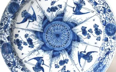 Piatto in ceramiche di Delft blu e bianche con gru e fiori.