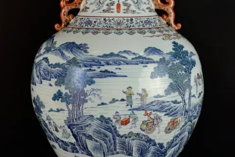 Vaso più costoso al mondo, con paesaggio dipinto e figure umane.