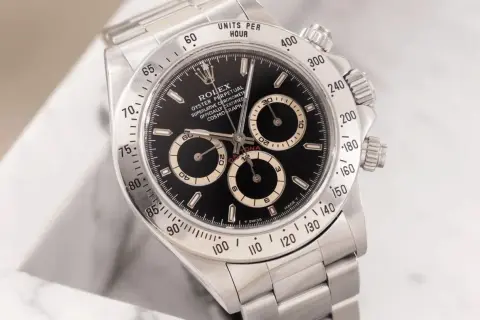 Iconico Rolex Daytona, il rolex più venduto, con quadrante nero e contatori dorati. Un classico intramontabile.