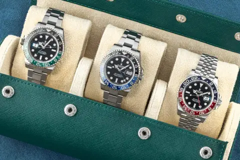 Tre Rolex GMT-Master II, icone del viaggio, pronti per ogni avventura. Il movimento preciso garantisce l'affidabilità.