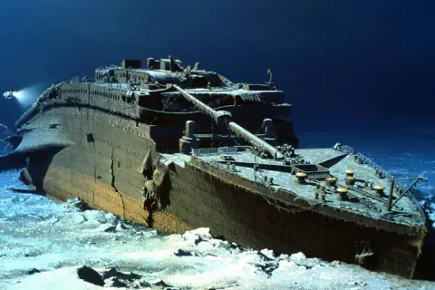 Il relitto del Titanic sul fondale marino, testimone silenzioso di tragici eventi. Molti oggetti recuperati raccontano storie di vite spezzate.