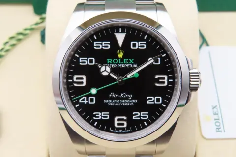 Un iconico Rolex Air-King fuori produzione, con quadrante nero e dettagli verdi, pronto per nuove avventure.