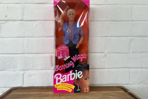 Ken con orecchini magici, un set da collezione Barbie degli anni '90.