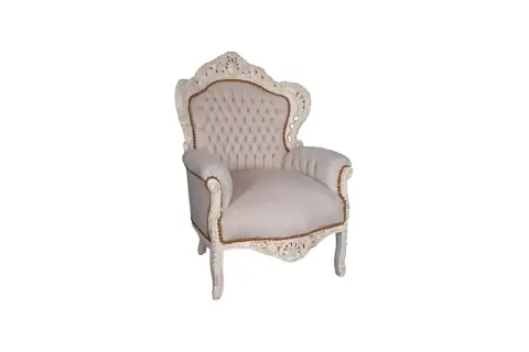 Poltrona d'epoca con intagli shabby, pronta per essere rimodernata. Tessuto chiaro trapuntato e dettagli dorati.