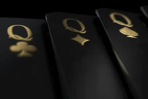 Regine dorate su carte nere, un mazzo di carte più costoso al mondo.