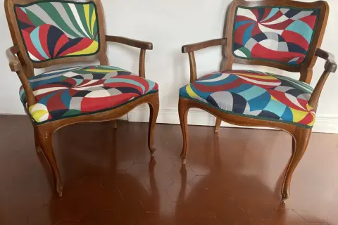 Coppia di poltrone antiche con imbottiture rivisitate in tessuto geometrico colorato. Idee poltrone antiche rivisitate per un tocco moderno.