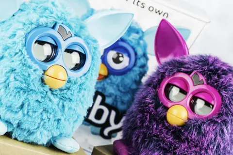 Tre Furby colorati, tra i 20 giocattoli che ora valgono una fortuna, sembrano pronti a parlare.