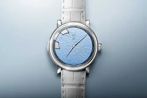Orologio Parmigiani con quadrante azzurro martellato e cinturino in pelle grigia. Un pezzo di storia dell'alta orologeria.