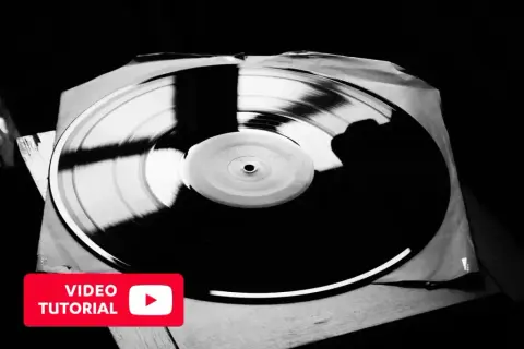Guida video su come pulire i dischi in vinile per un suono perfetto.